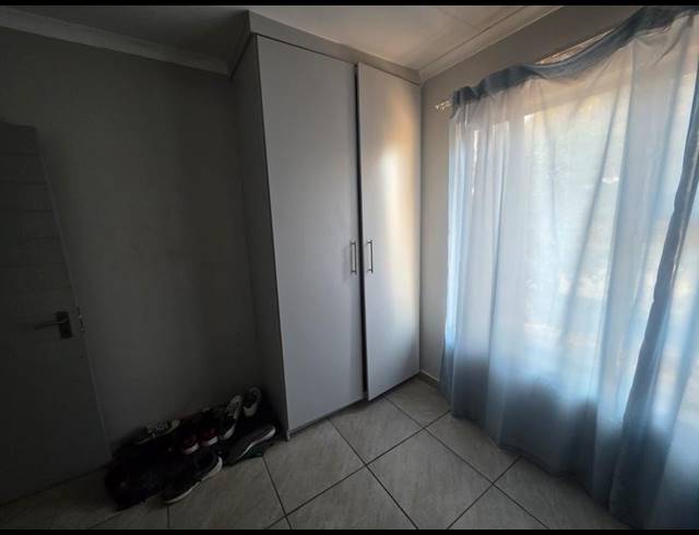 2 BEDROOM PROPERTY TO RENT IN LAKEFIELD